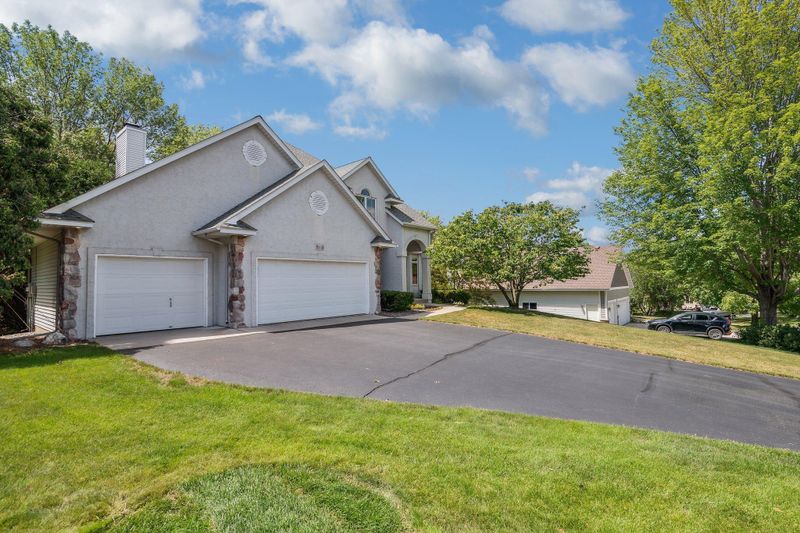 9852 Windsor Ter, Eden Prairie, MN 55347