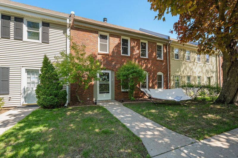 584 Maple Park Dr, Mendota Heights, MN 55118