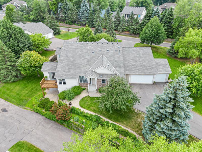 142 Wedgewood Dr, Mahtomedi, MN 55115