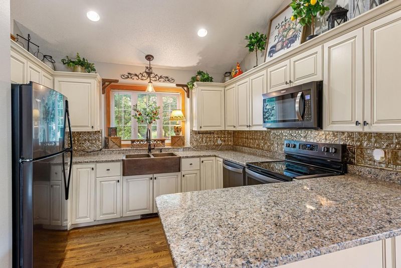 8145 Trappers Ridge Dr, Clear Lake, MN 55319