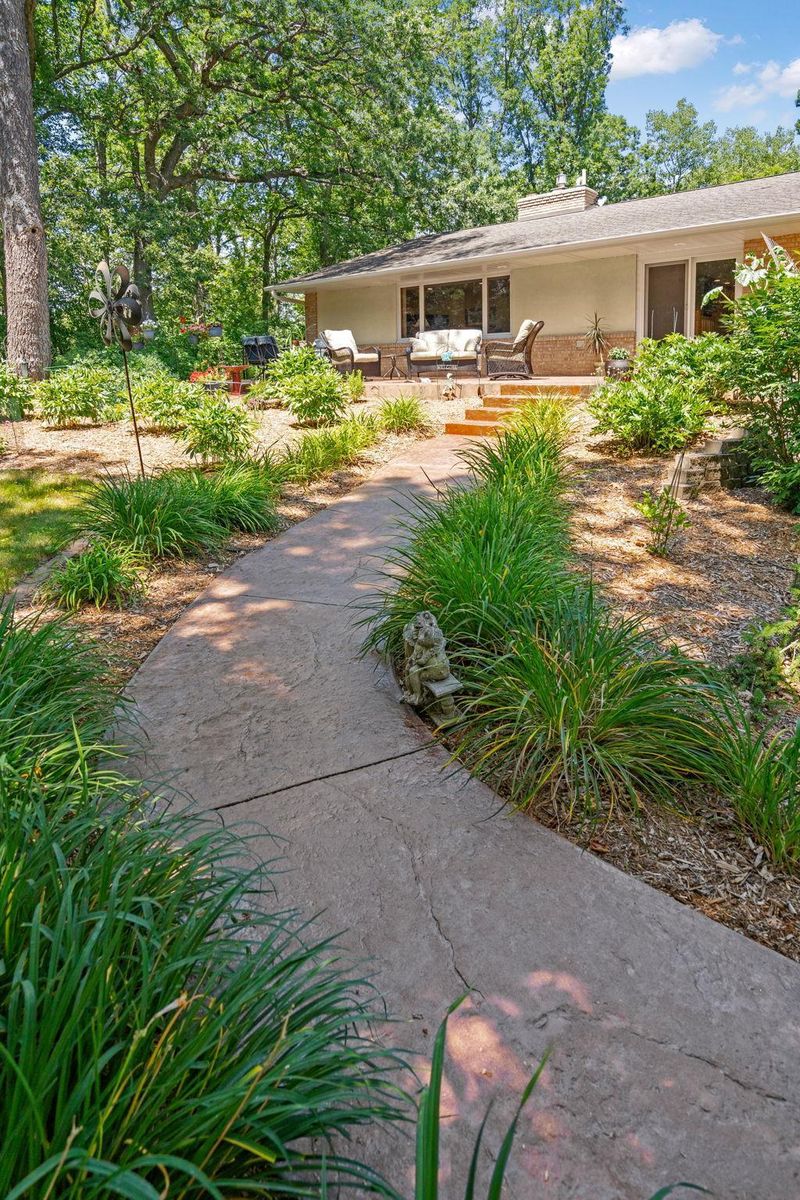 15715 Excelsior Blvd, Minnetonka, MN 55345