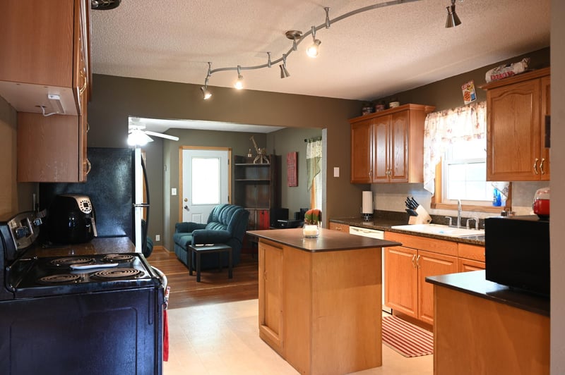 305 S Main St, Upsala, MN 56384