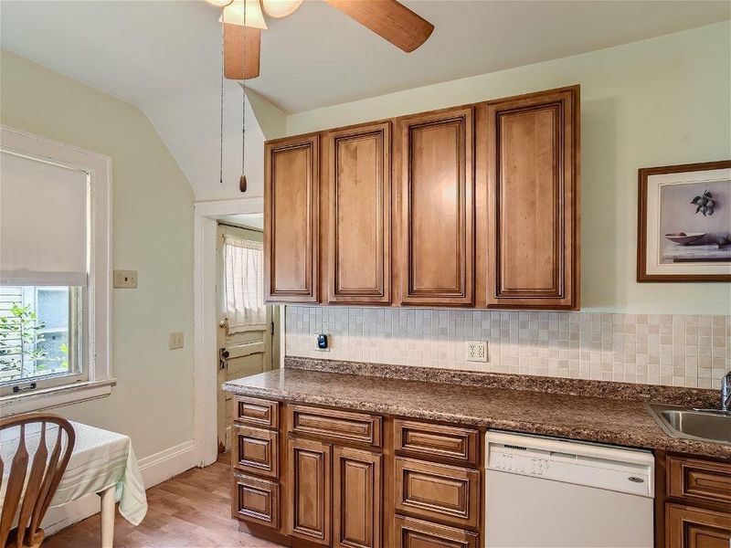 1048 Rose Ave E, Saint Paul, MN 55106