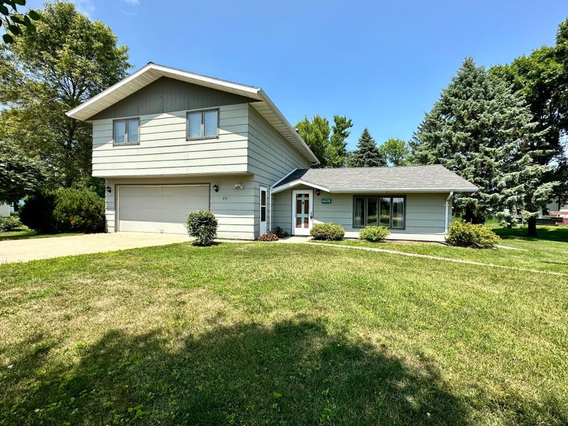 631 6th St, Heron Lake, MN 56137