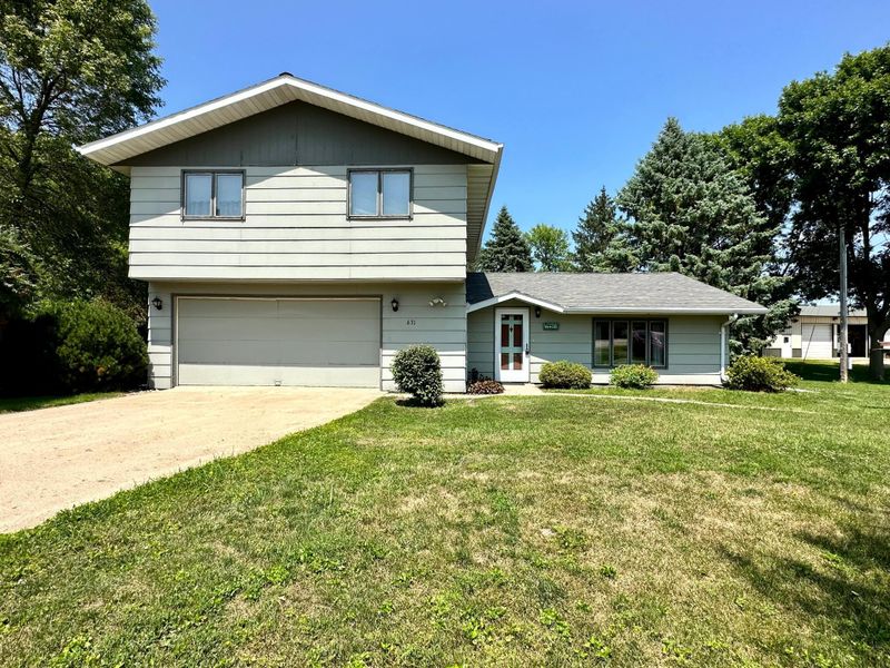 631 6th St, Heron Lake, MN 56137
