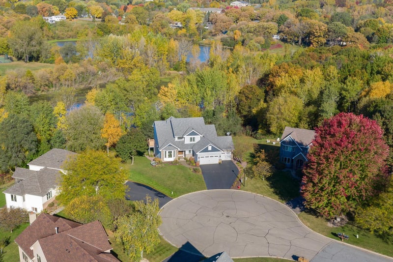 565 77th St W, Eagan, MN 55121