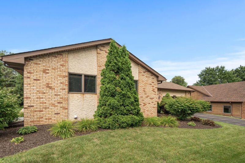 1027 Amble Rd, Shoreview, MN 55126
