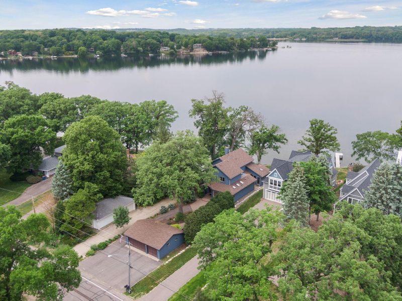 250 Peninsula Rd, Medicine Lake, MN 55441