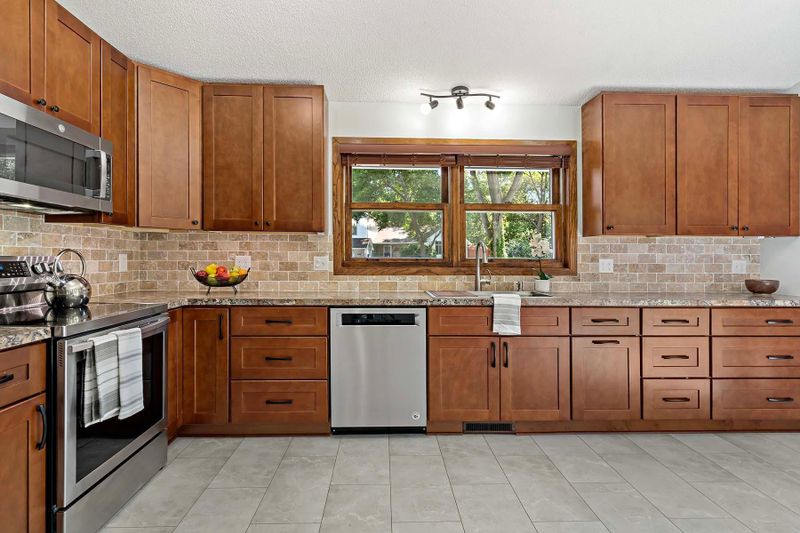 7007 Sandy Hook Cir, Chanhassen, MN 55317