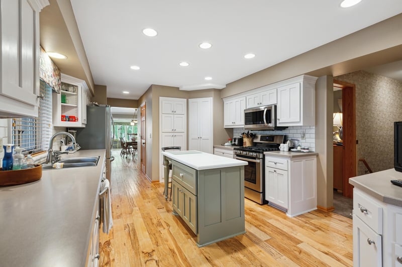 408 W Horseshoe Dr, Shoreview, MN 55126