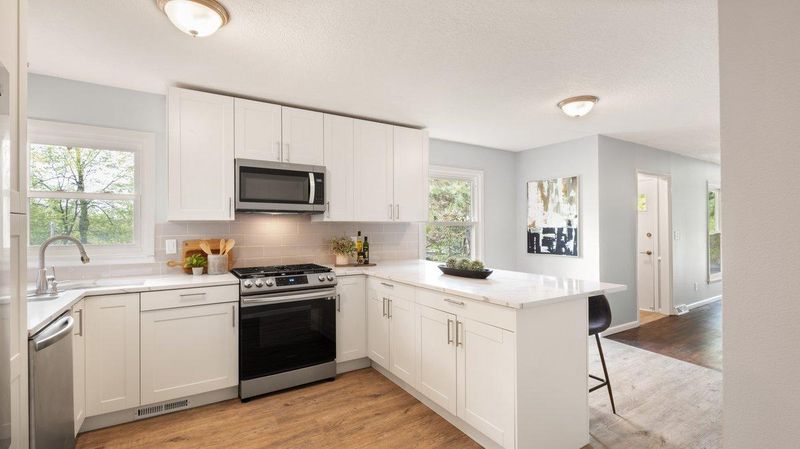 6140 Hawthorne Rd, Mound, MN 55364