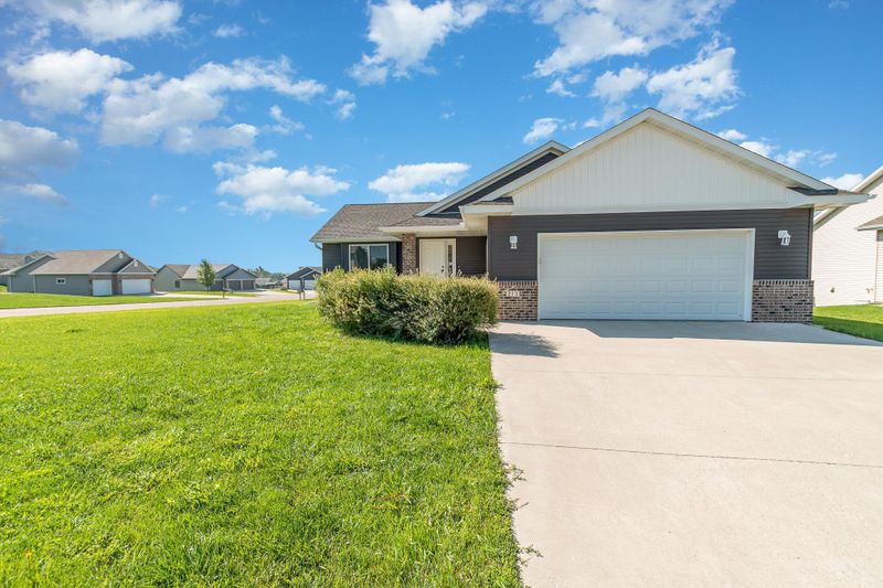 213 Oak Dr, Eagle Lake, MN 56024