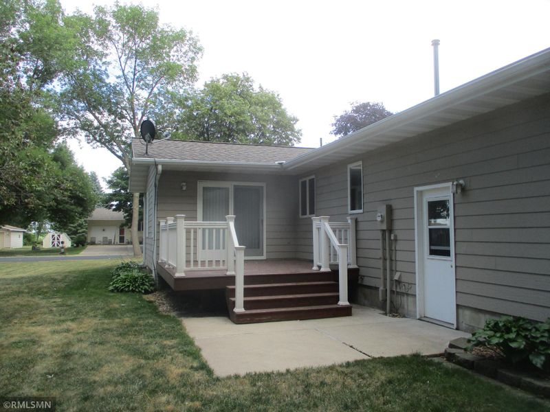 380 E Woodlawn St, Le Center, MN 56057