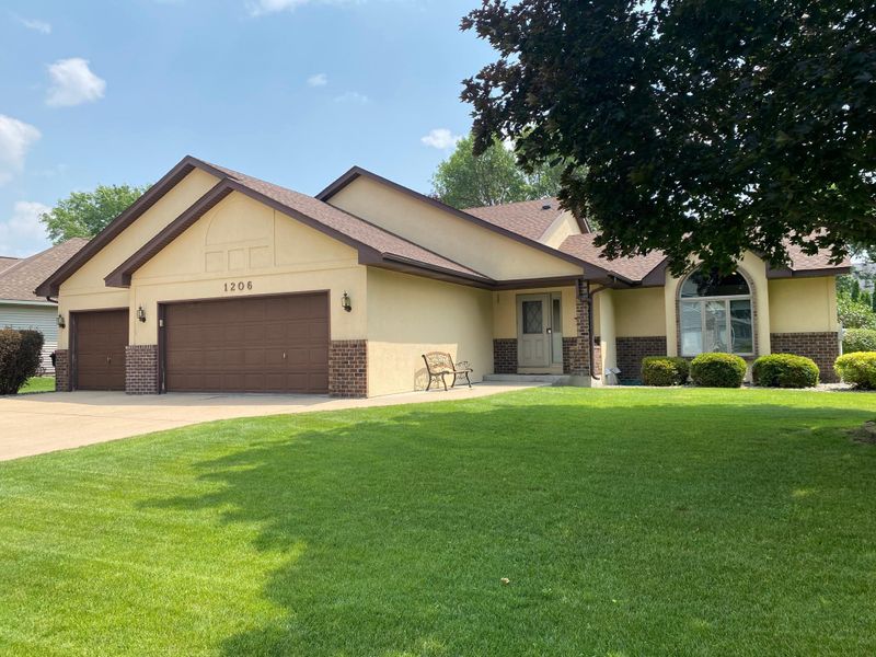 1206 Prairie Ln, Shakopee, MN 55379
