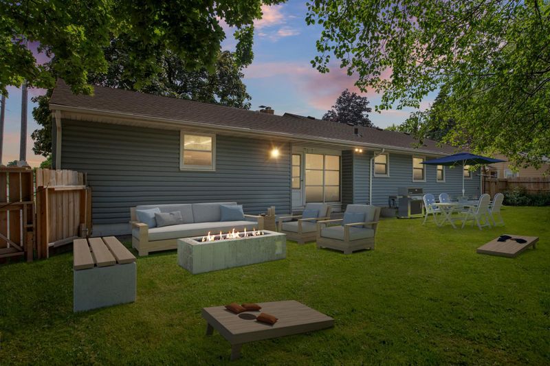 1347 Burke Ave W, Roseville, MN 55113
