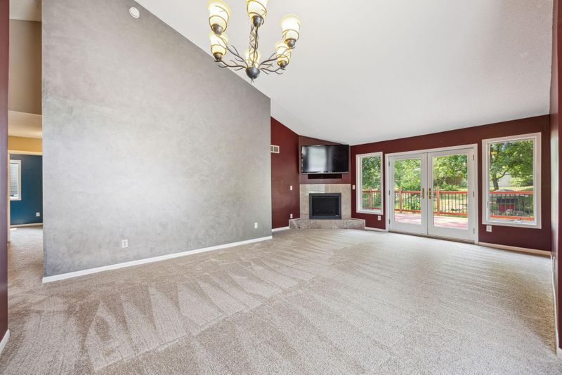 6141 Maple St, Rockford, MN 55373