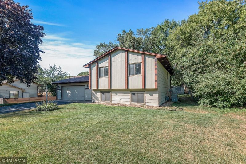 10614 Drake St NW, Coon Rapids, MN 55433