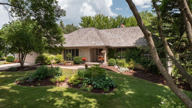 13530 Oak Hill Ct, Eden Prairie, MN 55346