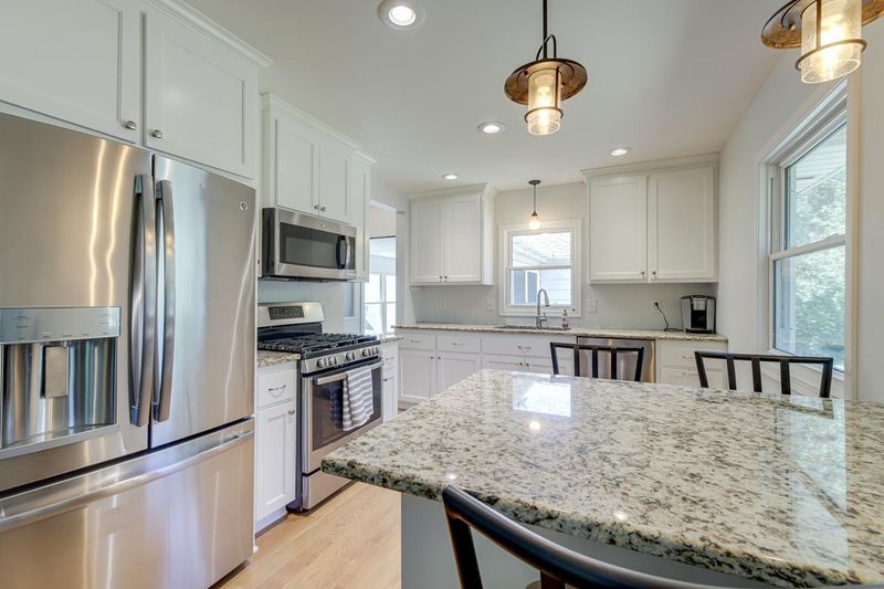 920 Burke Ave W, Roseville, MN 55113