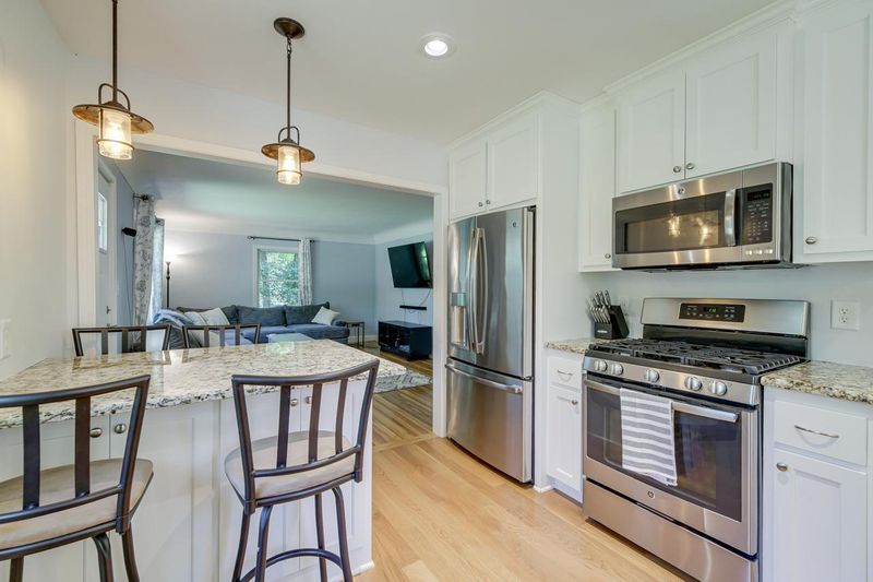 920 Burke Ave W, Roseville, MN 55113