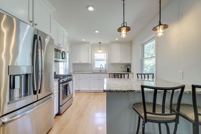 920 Burke Ave W, Roseville, MN 55113