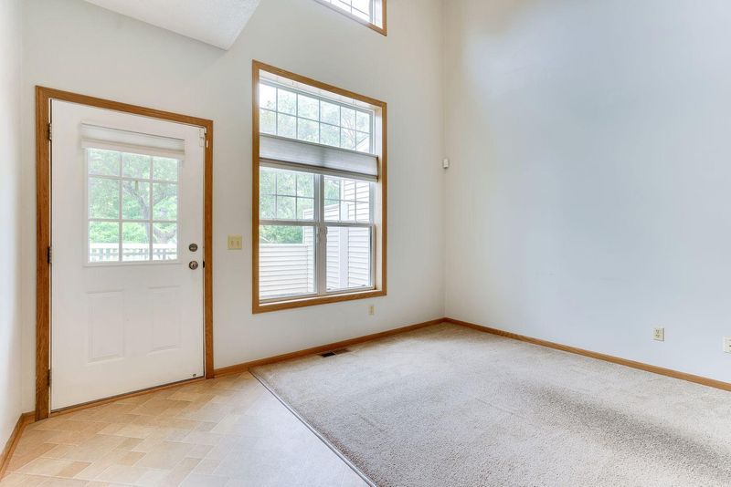 464 Hickory Ln N, Oakdale, MN 55128