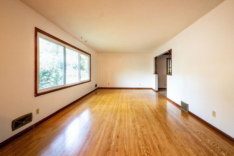 2197 Mapleview Ave, Maplewood, MN 55109