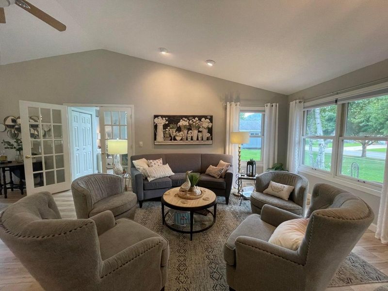 1008 Jonathan Ln, La Crescent, MN 55947