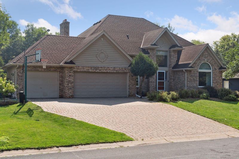 6275 Country Rd, Eden Prairie, MN 55346