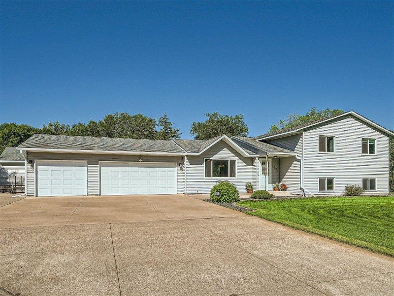 1095 Bear Cir NE, Cambridge, MN 55008