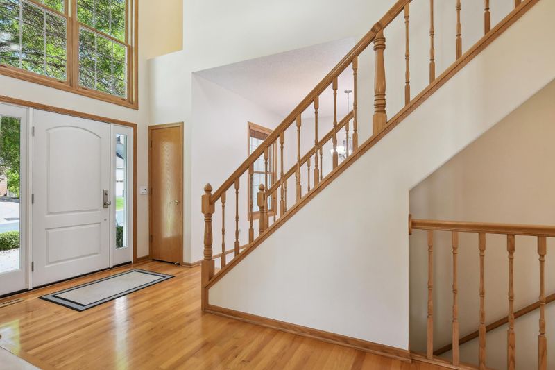 17115 Bainbridge Dr, Eden Prairie, MN 55347