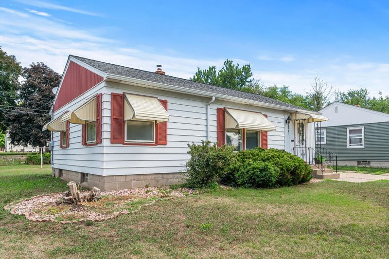 2081 Ivy Ave E, Saint Paul, MN 55119