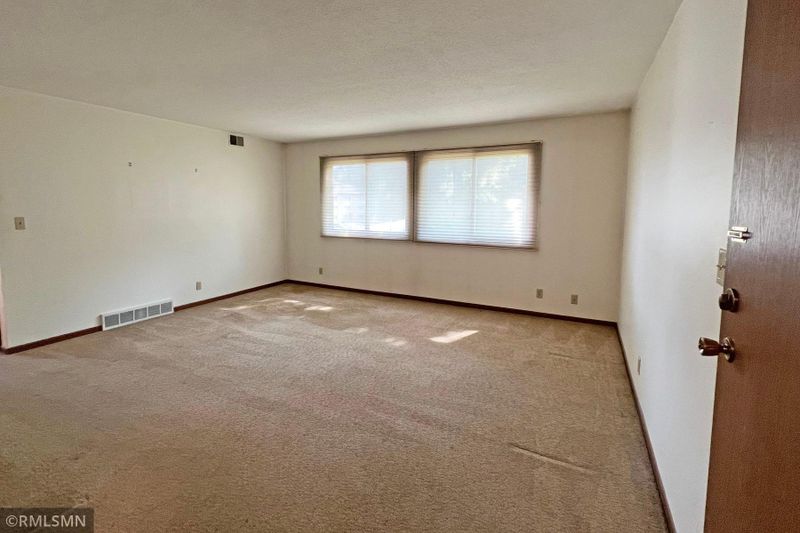 301 Hoffman St W #202, Cannon Falls, MN 55009