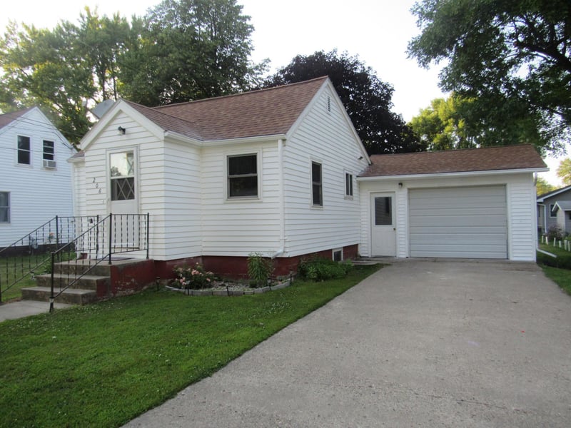 206 4th St NE, Fulda, MN 56131
