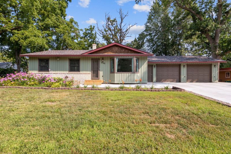 2122 Oakridge Rd, Stillwater, MN 55082