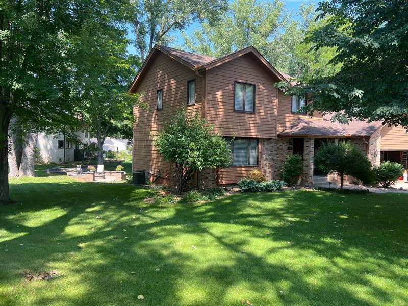 2882 Lake Diane Ct, New Brighton, MN 55112
