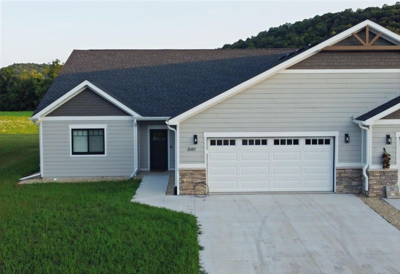 849 Bridle Ln, La Crescent, MN 55947