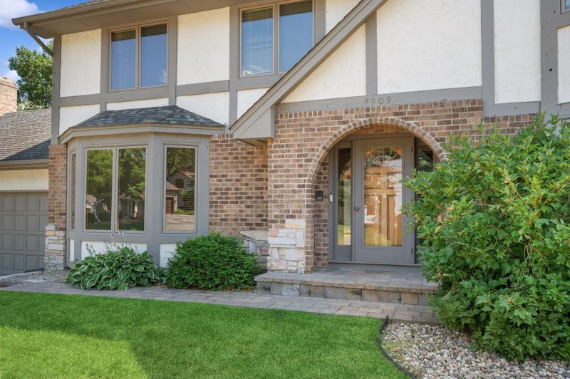 4909 W 93rd St, Bloomington, MN 55437