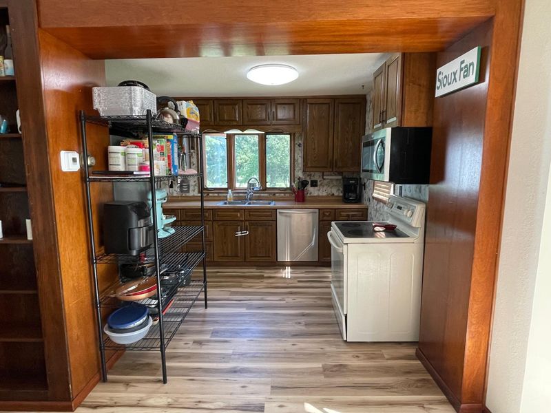 1307 5th St SE, Roseau, MN 56751