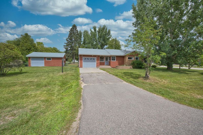15 NW 5th St, Cohasset, MN 55721