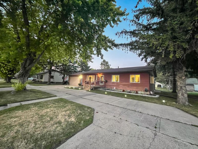 275 2nd Ave SE, Wells, MN 56097