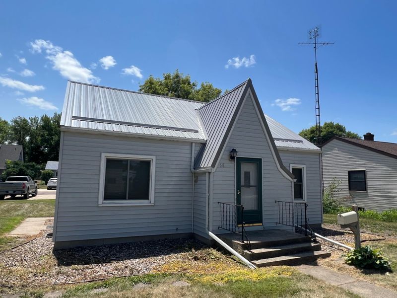 618 E 2nd St, Redwood Falls, MN 56283