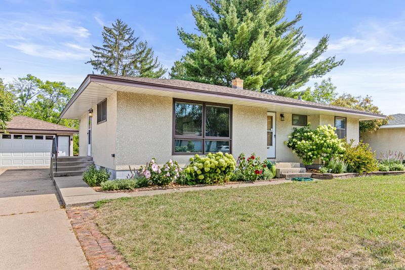 441 Sextant Ave W, Roseville, MN 55113