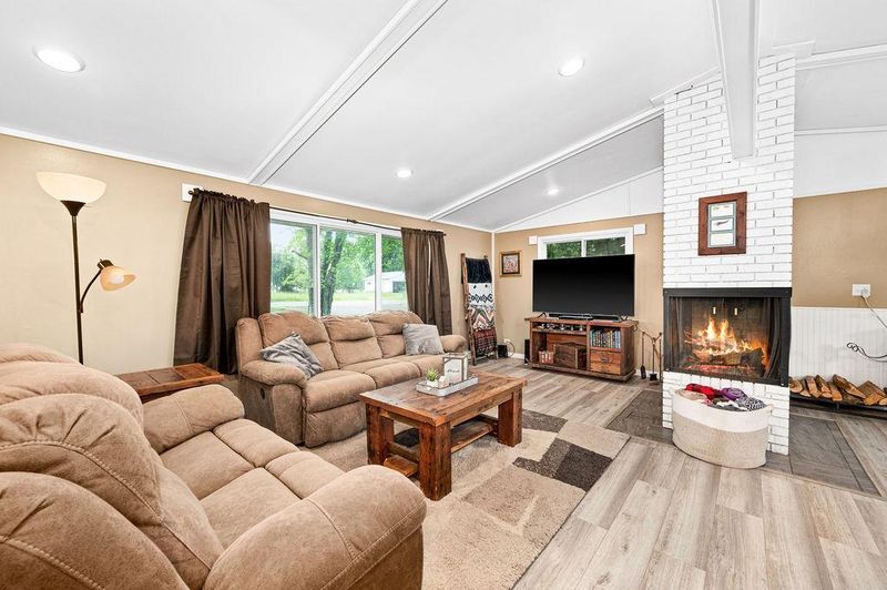4950 Arnold Rd, Duluth, MN 55803