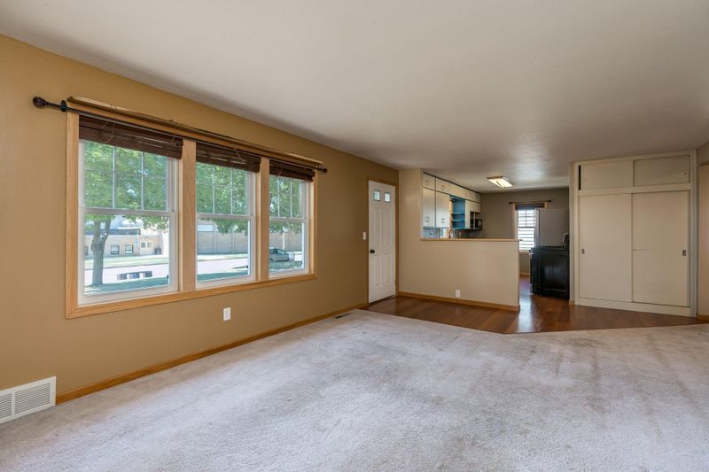 225 3rd St SE, Madelia, MN 56062