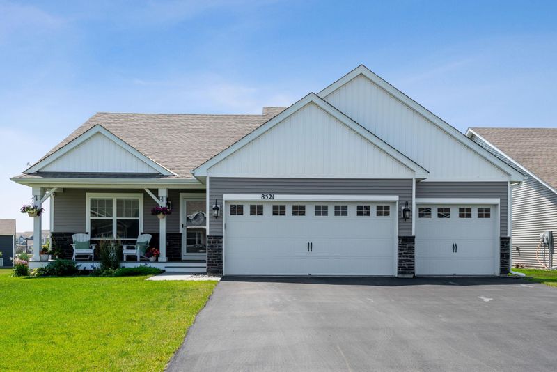 8521 Titanium Cir, Woodbury, MN 55129