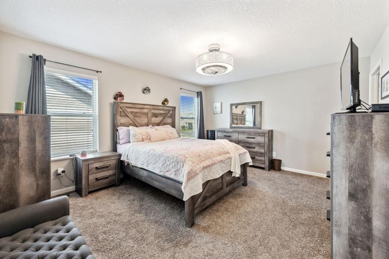 8521 Titanium Cir, Woodbury, MN 55129