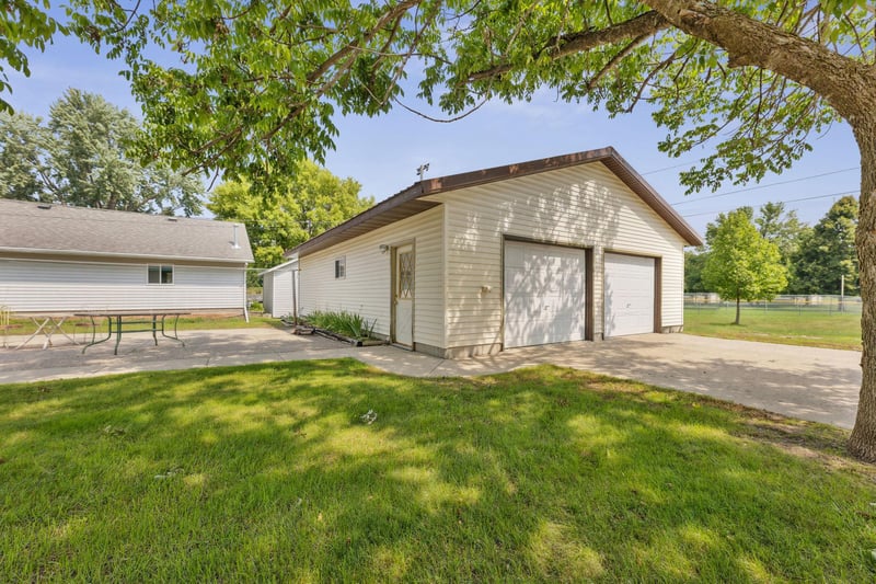 201 N 4th St, Henderson, MN 56044