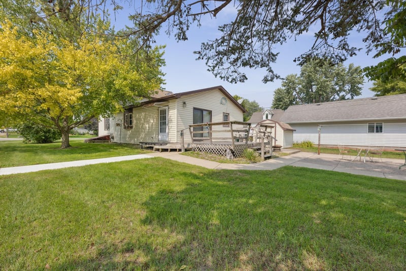 201 N 4th St, Henderson, MN 56044