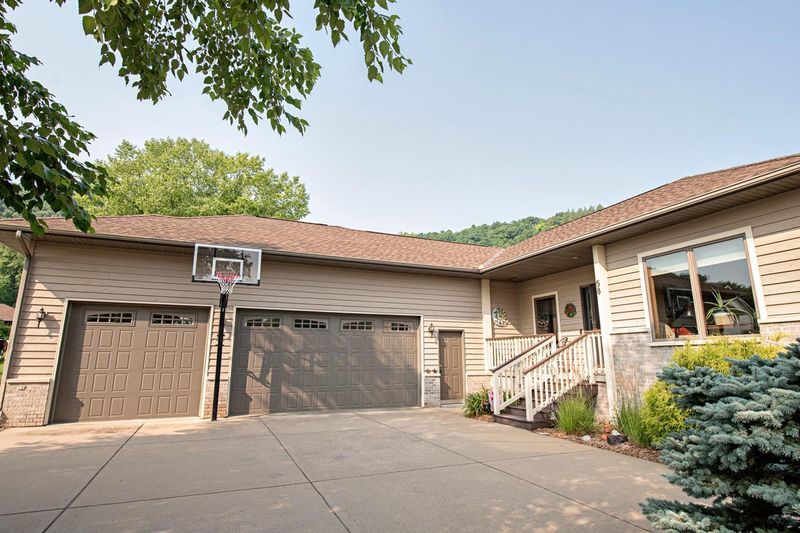 58 Lois Ln, Winona, MN 55987